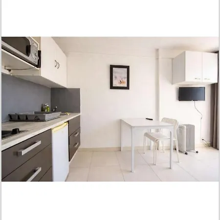 100 M De La Apartament